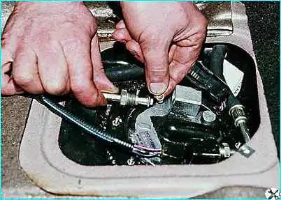ВАЗ-2110 Снятие модуля насоса автомобиля