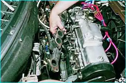 Снятие коллекторов двигателя ВАЗ-2110 Снятие коллекторов двигателя