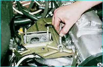 Снятие коллекторов двигателя ВАЗ-2110 Снятие коллекторов двигателя