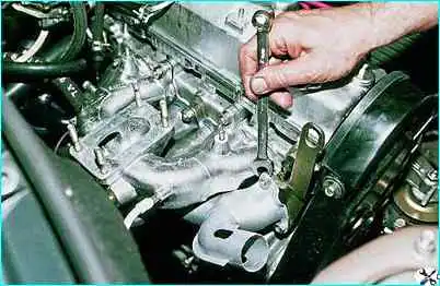 Снятие коллекторов двигателя ВАЗ-2110 Снятие коллекторов двигателя