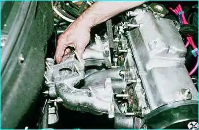 Снятие коллекторов двигателя ВАЗ-2110 Снятие коллекторов двигателя