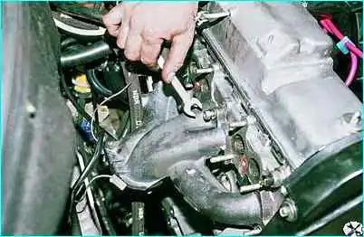 Снятие коллекторов двигателя ВАЗ-2110 Снятие коллекторов двигателя