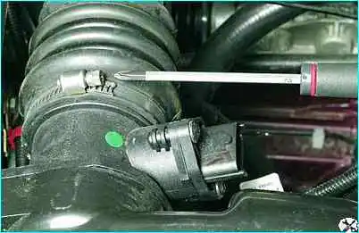 ВАЗ-2110 снятие корпуса воздушного фильтра