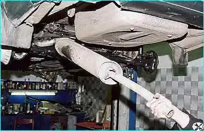 ВАЗ-2110 Снятие основного глушителя