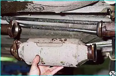 ВАЗ-2110 Снятие нейтрализатора выхлопных газов