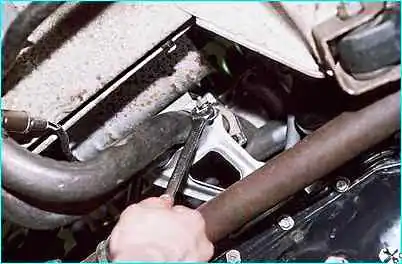 ВАЗ-2110 Снятие приемной трубы двигателей