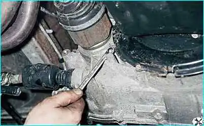 Снятие поддона и маслоприемника двигателя ВАЗ-2110 Снятие поддона двигателя