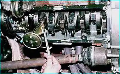 Снятие маслянного приемника насоса двигателя ВАЗ-2110 Снятие маслянного приемника насоса двигателя