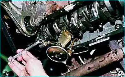 Снятие маслянного приемника насоса двигателя ВАЗ-2110 Снятие маслянного приемника насоса двигателя