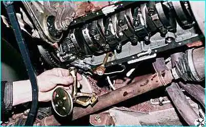 Снятие маслянного приемника насоса двигателя ВАЗ-2110 Снятие маслянного приемника насоса двигателя