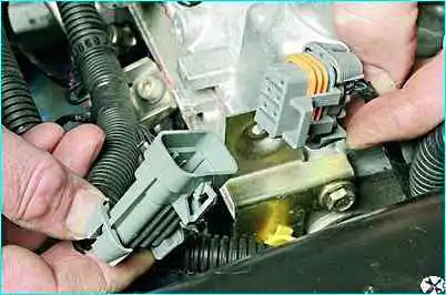 Снятие топливной рампы ВАЗ-2110 Снятие топливной рампы