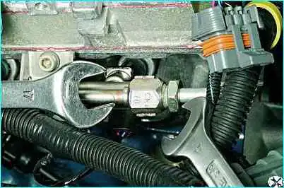 Снятие топливной рампы ВАЗ-2110 Снятие топливной рампы