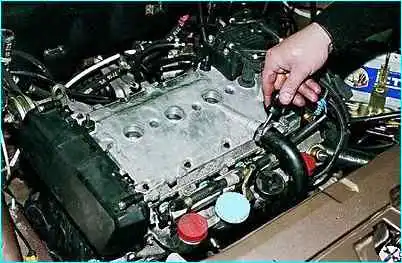 ВАЗ-2110 снятие топливной рампы двигателя