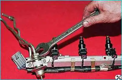 ВАЗ-2110 снятие топливной рампы двигателя