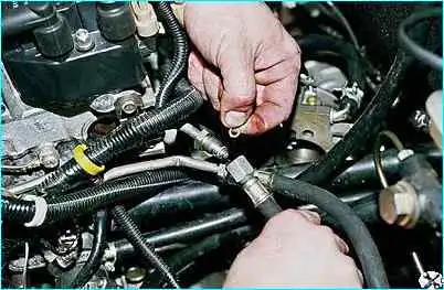 ВАЗ-2110 снятие топливной рампы двигателя