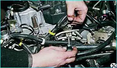 ВАЗ-2110 снятие топливной рампы двигателя