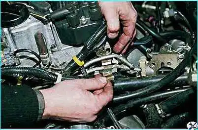 ВАЗ-2110 снятие топливной рампы двигателя