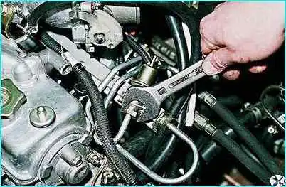 ВАЗ-2110 Снятие регулятора давления топлива