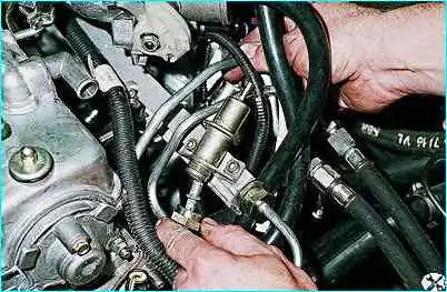 ВАЗ-2110 Снятие регулятора давления топлива