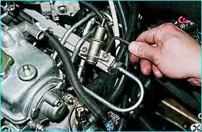 ВАЗ-2110 Снятие регулятора давления топлива