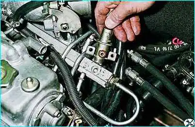 ВАЗ-2110 Снятие регулятора давления топлива