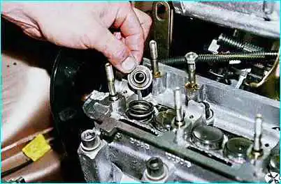 ВАЗ-2110 Замена маслоотражательных колпачков двигателя