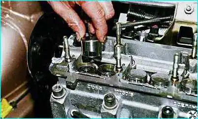 ВАЗ-2110 Замена маслоотражательных колпачков двигателя