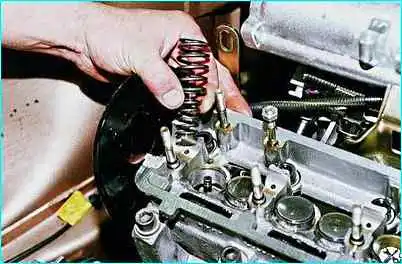 ВАЗ-2110 Замена маслоотражательных колпачков двигателя