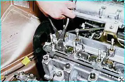 ВАЗ-2110 Замена маслоотражательных колпачков двигателя