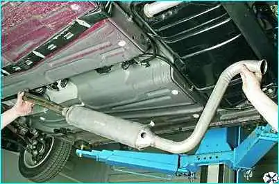 Снятие дополнительного глушителя ВАЗ-2110 Снятие дополнительного глушителя