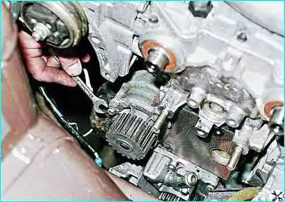 ВАЗ-2110 Снятие насоса охлаждающей жидкости