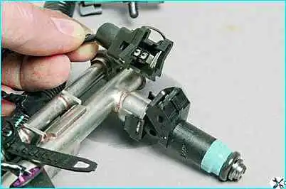 Снятие форсунок двигателя ВАЗ-2110 Снятие форсунок двигателя