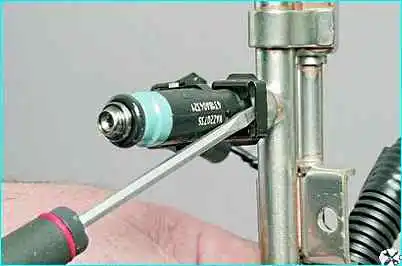 Снятие форсунок двигателя ВАЗ-2110 Снятие форсунок двигателя