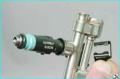 Снятие форсунок двигателя ВАЗ-2110 Снятие форсунок двигателя