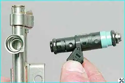 Снятие форсунок двигателя ВАЗ-2110 Снятие форсунок двигателя