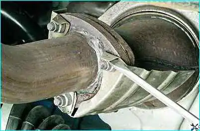 Снятие промежуточной трубы ВАЗ-2110 Снятие промежуточной трубы