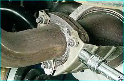 Снятие промежуточной трубы ВАЗ-2110 Снятие промежуточной трубы