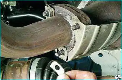 Снятие промежуточной трубы ВАЗ-2110 Снятие промежуточной трубы