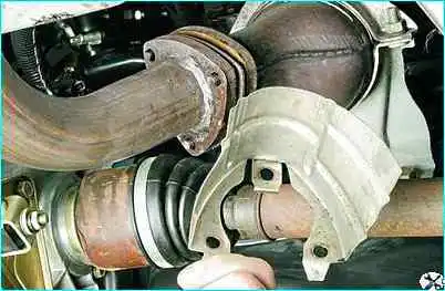 Снятие промежуточной трубы ВАЗ-2110 Снятие промежуточной трубы