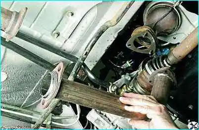 Снятие промежуточной трубы ВАЗ-2110 Снятие промежуточной трубы