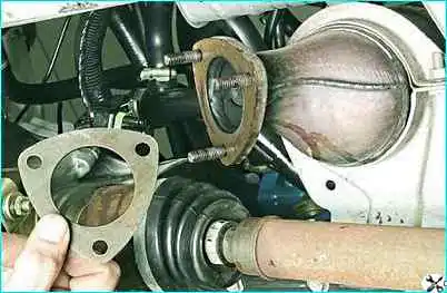 Снятие промежуточной трубы ВАЗ-2110 Снятие промежуточной трубы