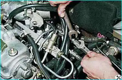 ВАЗ-2110 Снятие топливной рампы двигателя