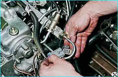 ВАЗ-2110 Снятие топливной рампы двигателя