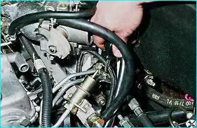 ВАЗ-2110 Снятие топливной рампы двигателя