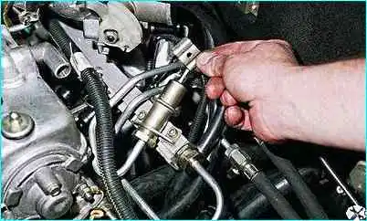 ВАЗ-2110 Снятие топливной рампы двигателя