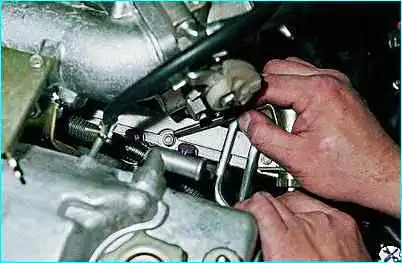 ВАЗ-2110 Снятие топливной рампы двигателя