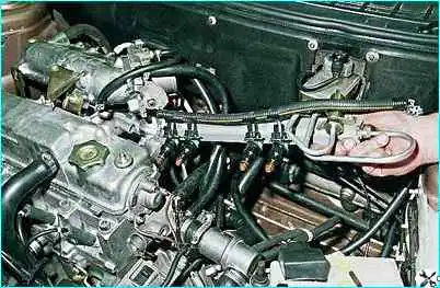 ВАЗ-2110 Снятие топливной рампы двигателя