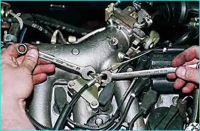 Снятие привода дроссельной заслонки ВАЗ-2110 Снятие привода дроссельной заслонки