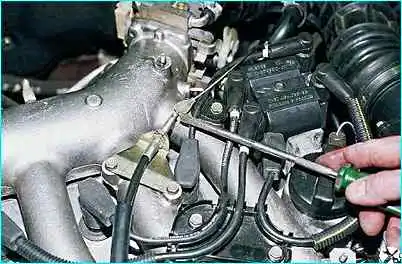 Снятие привода дроссельной заслонки ВАЗ-2110 Снятие привода дроссельной заслонки