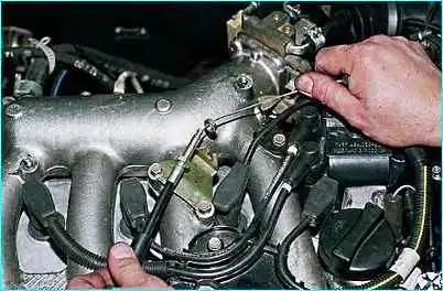 Снятие привода дроссельной заслонки ВАЗ-2110 Снятие привода дроссельной заслонки